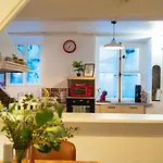 Dom wakacyjny Cosy Traditional Old Stone Townhouse In Bastide