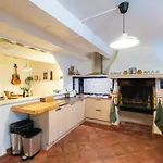 Dom wakacyjny Cosy Traditional Old Stone Townhouse In Bastide