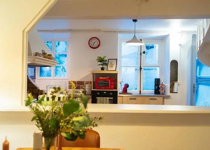 Dom wakacyjny Cosy Traditional Old Stone Townhouse In Bastide