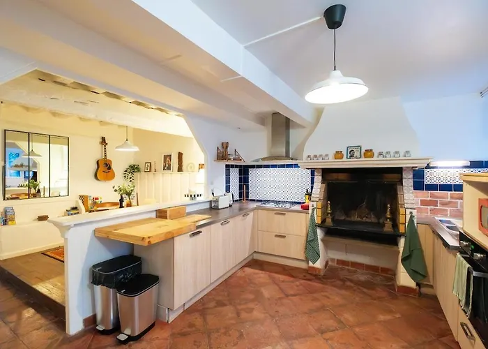 Dom wakacyjny Cosy Traditional Old Stone Townhouse In Bastide