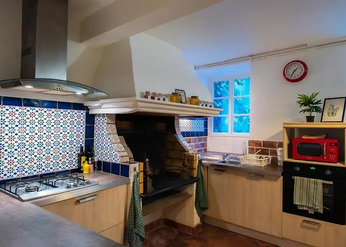 Cosy Traditional Old Stone Townhouse In Bastide Carcassonne