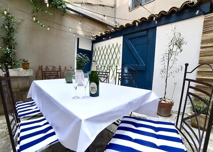 Cosy Traditional Old Stone Townhouse In Bastide Carcassonne