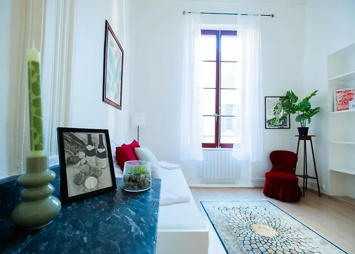 Dom wakacyjny Cosy Traditional Old Stone Townhouse In Bastide Carcassonne